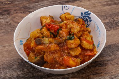 İstiridye soslu tavuk ve sebzeli kişniş.