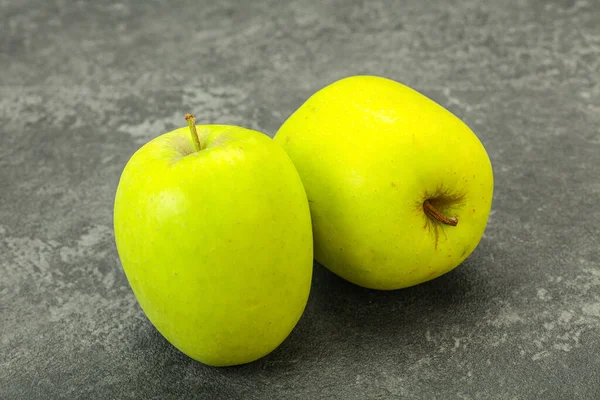 Dos Manzanas Verdes Maduras Dulces Sabrosas — Foto de Stock