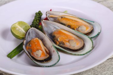 Limonlu ve yeşil biberli yarım midye.