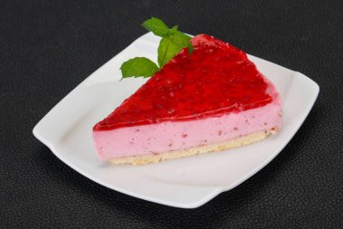 Yumuşak ahududu cheesecake plaka nane servis