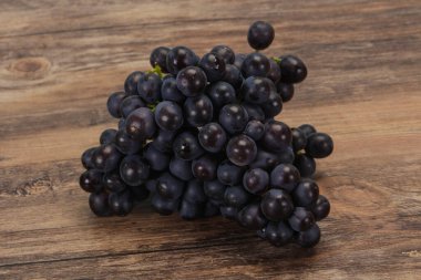 Taze taze tatlı kırmızı üzüm dalında