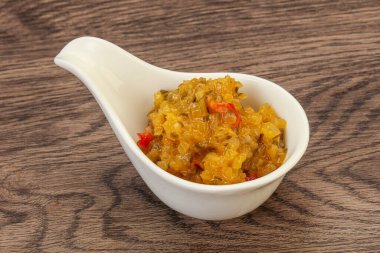 Salatalık ve hardal tohumlu sos.