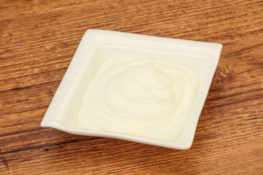 Süt ekşi krema kasede