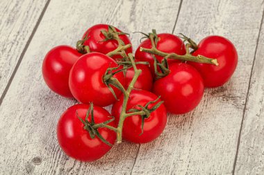 # Tatlı, olgun, tatlı domates dalında #