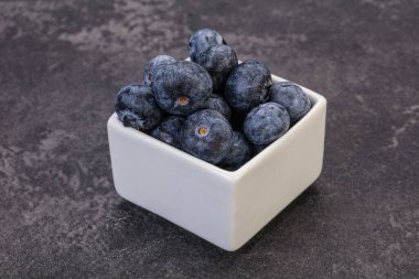 Arka planda tatlı sulu yaban mersini yığını