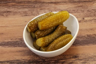 Tabakta salatalık turşusu