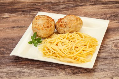Peynirli spagetti ve ev yapımı tavuk pirzolası.
