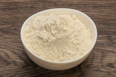 Buğday unu kasede yemek pişirmek için.