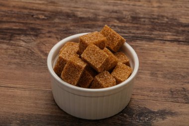 Kahverengi baston şeker yavruları kasede