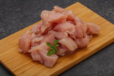 Pişirmek için çiğ tavuk göğsü.