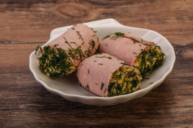 Peynirli ve sarımsaklı jambonlu sandviç.