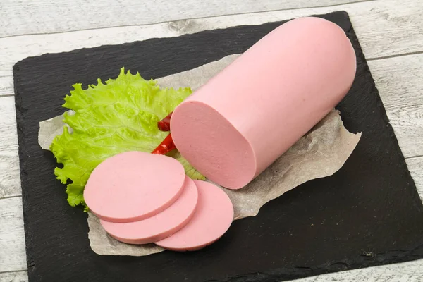 Geschnittene Schweinswurst Mit Salatblättern — Stockfoto