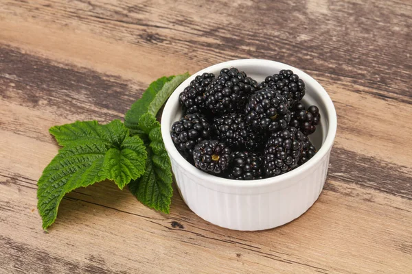 Süßer Leckerer Reifer Blackberry Haufen Mit Blatt — Stockfoto