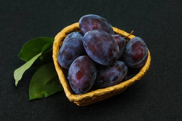 Montón Ciruela Madura Cesta Con Hojas — Foto de Stock