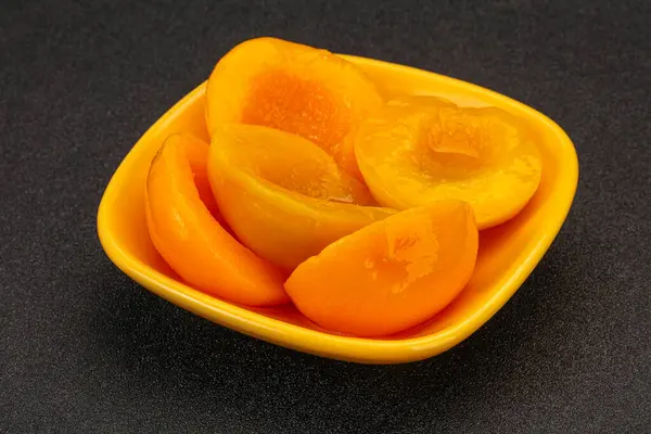 用软绳在碗里腌制桃子 — 图库照片