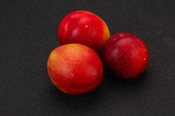 Tatlı olgun ve lezzetli Nectarine arka planda