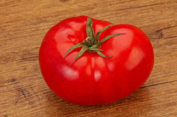 背景においしい赤い大きなトマトを熟す — ストック写真