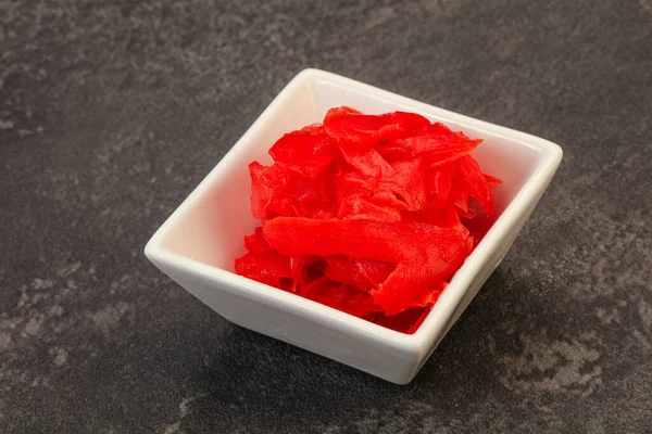 Asya mutfağı terbiye edilmiş zencefil kökü kasede.