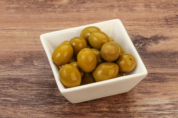 Kavanozda yeşil zeytin turşusu