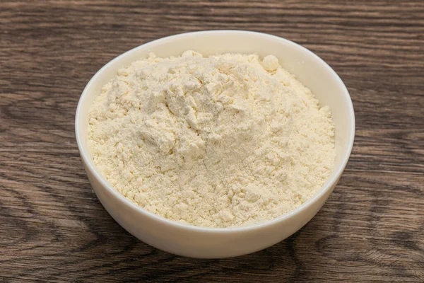 Buğday unu kasede yemek pişirmek için.