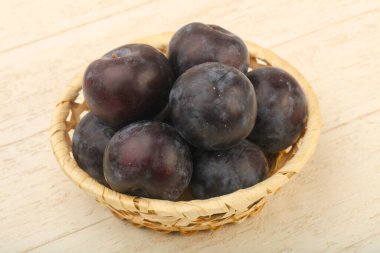 Ahşap zemin üzerinde olgun taze erikler