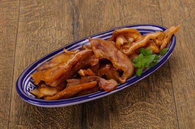 Kasede domuz kulağı var.