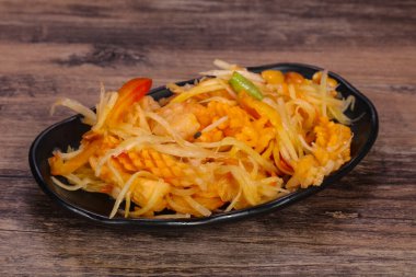 Papaya ve karidesli Tayland salatası.