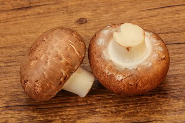 Arka planda Lezzetli Çiğ Kahverengi Şampiyonlar