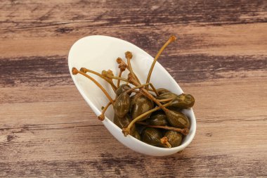 Lezzetli kapari meyveleri kasede 