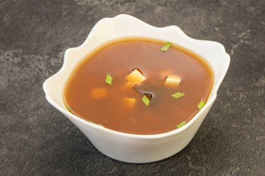 Japon geleneksel soya peynirli Miso çorbası.