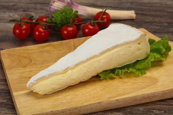 Brie Formaggio Triangolo Servito Foglie Insalata — Foto Stock