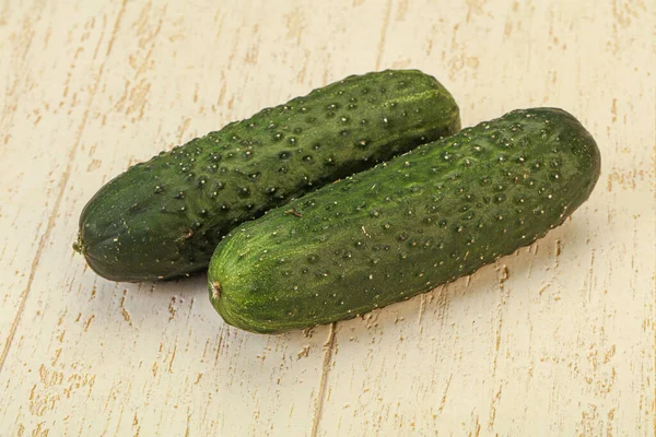 Arka planda iki salatalık var.