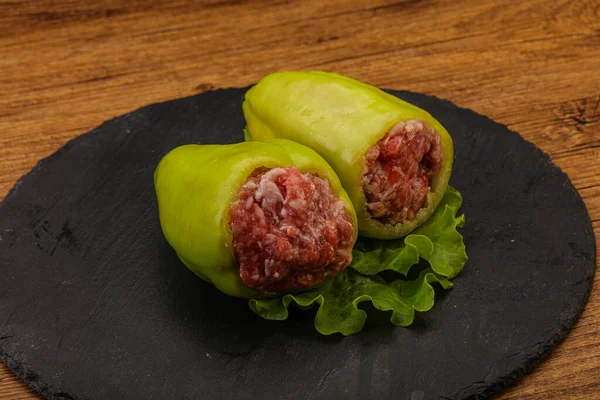 Pişirmek için çiğ biber ve et.