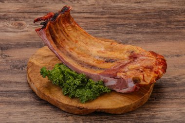 Baharatlı ve otlu domuz pirzolası.