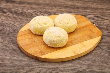 Çiğ patates ezmesi - doldurulmuş patates pirzolası - pişirmek için.