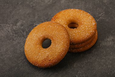 Tatlı ve çıtır çıtır zencefilli kurabiye yığını