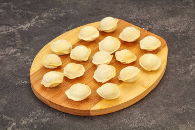 Pişirmek için çiğ etli börek.