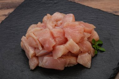 Pişirmek için çiğ tavuk göğsü.