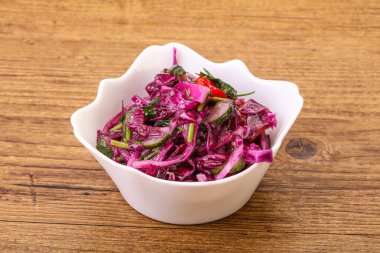 Bitki ve baharatlı kırmızı lahana turşusu