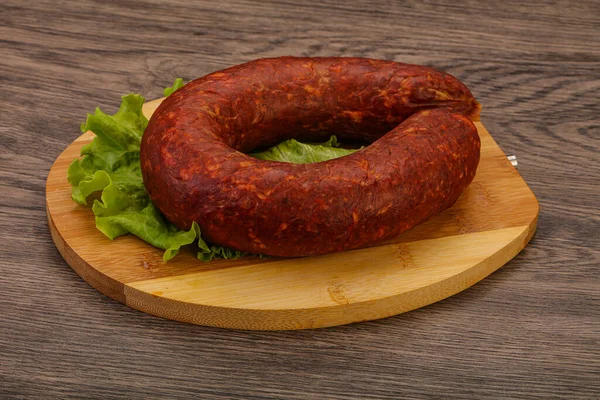 Krakowska Wurst Über Dem Brett Mit Kräutern Und Gewürzen — Stockfoto