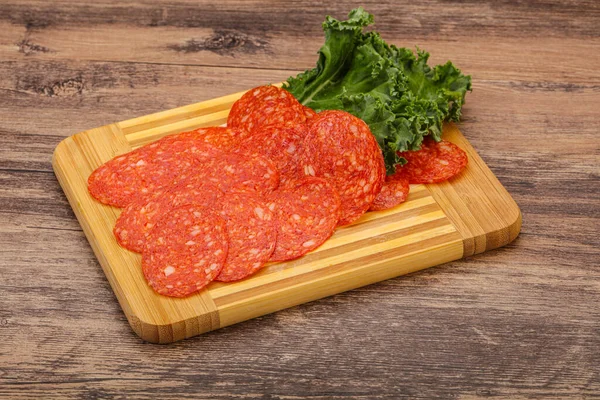 Italiensk Kryddig Pepperoni Korv Skivor Över Bord — Stockfoto