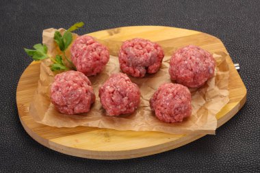 Ahşap zemin üzerinde çiğ köfte pişirmeye hazır.