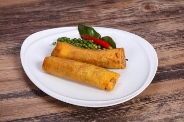 Karides ve lahanalı kızarmış börek.