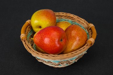 Tahta sepetteki olgun armut yığını.