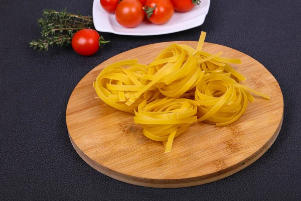 Fetuccini Pasta Cruda Con Tomates Tomillo — Foto de Stock