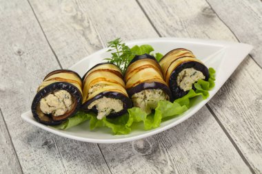 Peynirli patlıcan dolması ve otlar salata servis