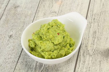 Acı biberli baharatlı avokado sosu.