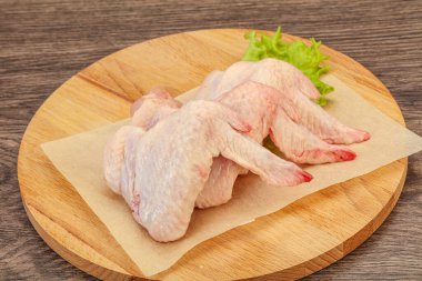 Çiğ tavuk kanatları pişmeye hazır.