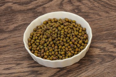 Vejetaryen mutfağı. Pişirmek için kuru yeşil mercimek.