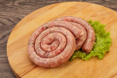 Izgara için çiğ domuz sosisi halkası.